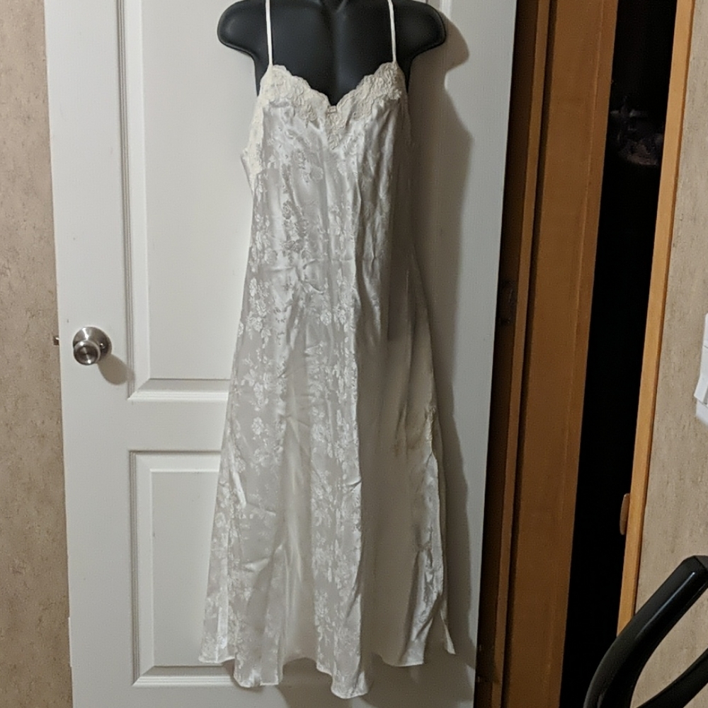 Bridal nightgown with matching robe